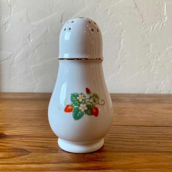 Vintage Avon Strawberry Porcelain Shaker with 22K Gold Trim – Set of 2 - Picture 9 of 15